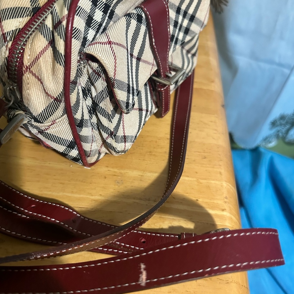 Burberry Shoulder/Crossbody Bag 100% Authentic some rubs see pictures - Picture 4 of 5